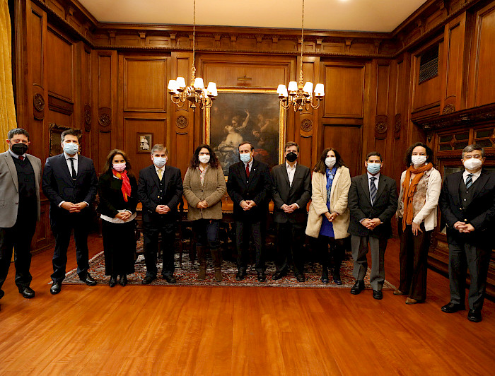 Rector UC Ignacio Sánchez posa junto a los integrantes del consejo directivo del IEA.