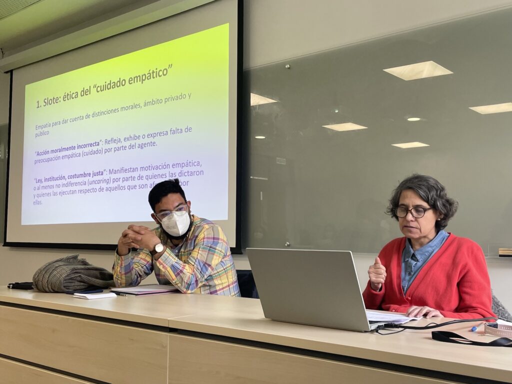 La profesora María Alejandra Carrasco junto al profesor Fernando Arancibia (ambos sentados) durante la presentación.