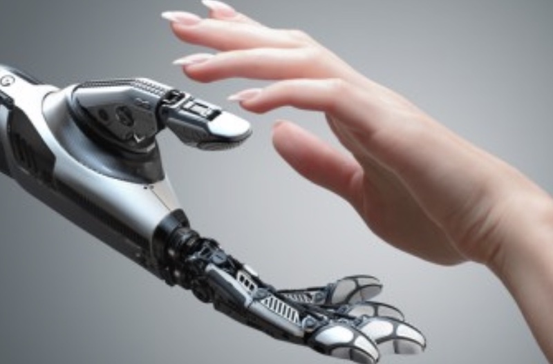 Mano humano sobre mano de robot, a punto de tocarse, pero no lo hacen.