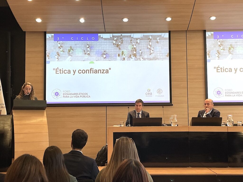 Presentación del director del IEA UC, Juan Larraín en el Foro de Estándares Éticos para la Vida Pública.