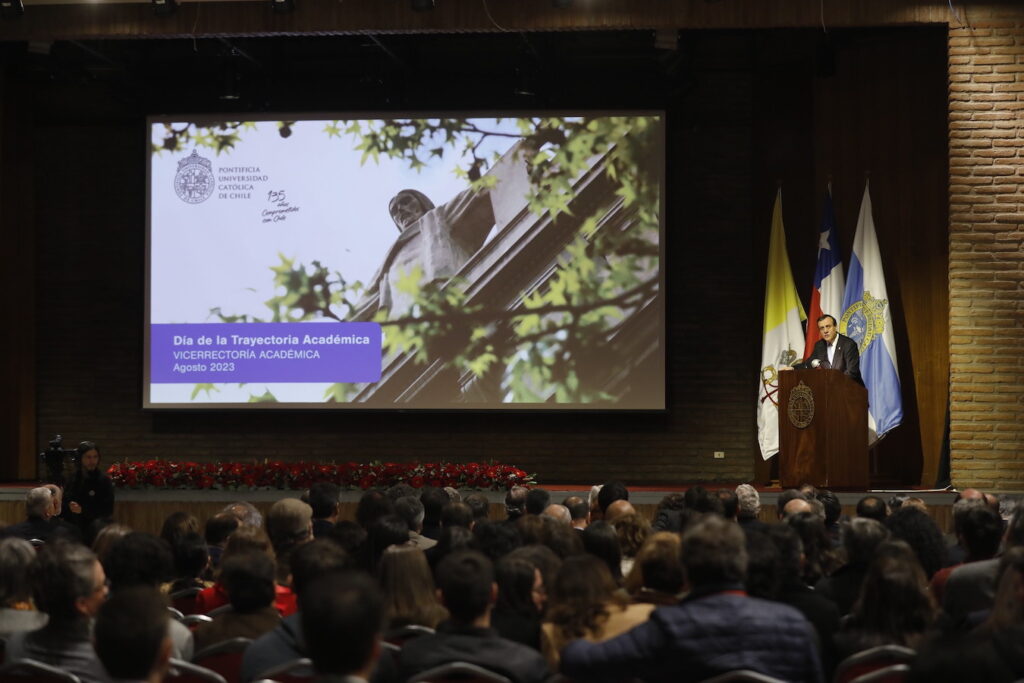 Rector Ignacio Sánchez en ceremonia de la Trayectoria Académica.