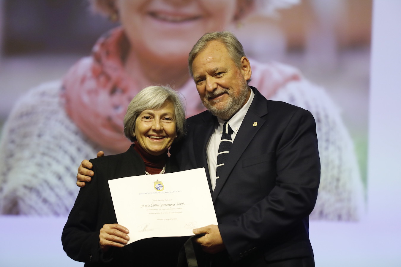 La profesora María Elena Gronemeyer fue distinguida por su trayectoria académica en la UC