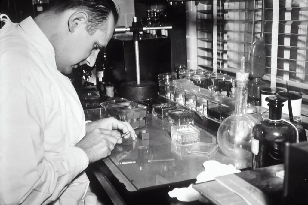 Científico trabajando en laboratorio. Imagen en blanco y negro.