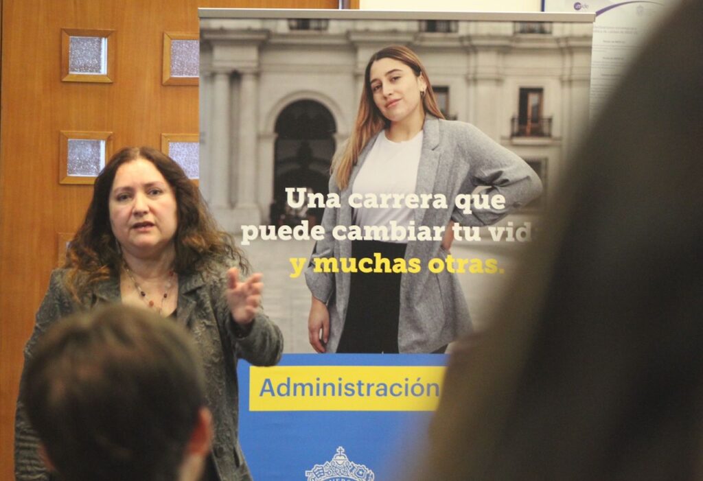 Alejandra Marinovic en tallerAdministración Pública UC.
