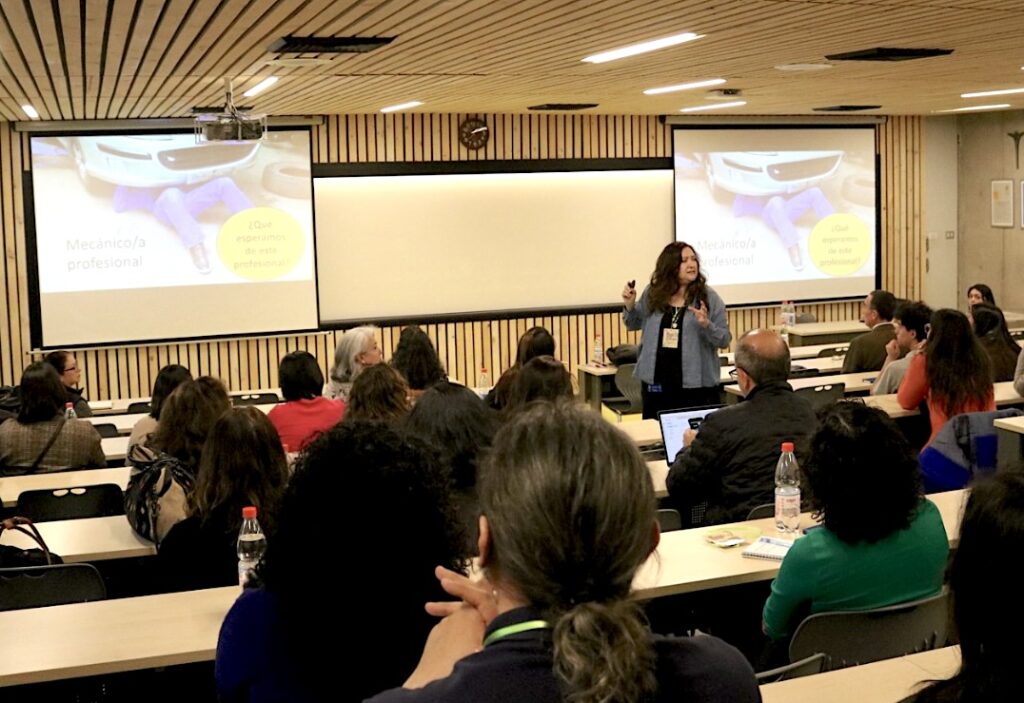 Foto de la profesora Alejandra Marinovic en su ponencia en el Seminario del Centro de Desarrollo docente UC.