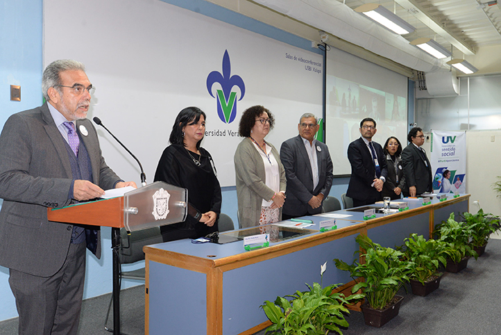 Foto de la inauguración del congreso internacional de Ética y derechos Humanos que se desarrolló en la Universidad Veracruzana. Aparecen el rector de la universidad Martín Aguilar y el profesor del IEA UC Mauricio Correa.