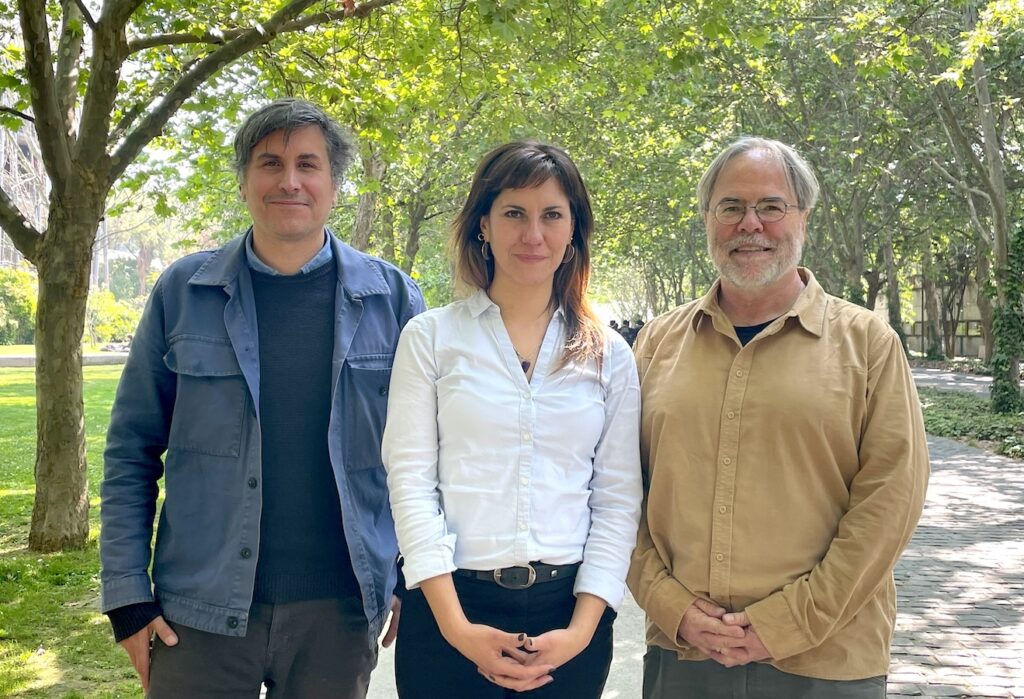 Foto del académico del IEA UC, Alfonso Donoso; la jefa de carrera de Ingeniería en Recursos Naturales, Érika Cortés; y el ecólogo Ricardo Rozzi.