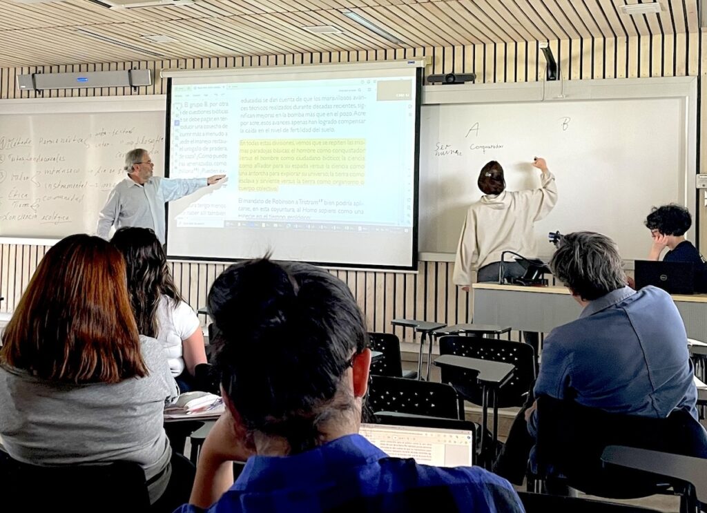 Foto del ecólogo Ricardo Rozzien una de sus clases en el curso Éticas aplicadas: Desafíos actuales.