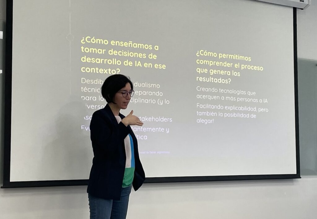 Foto de la académica Claudia López en su ponencia.