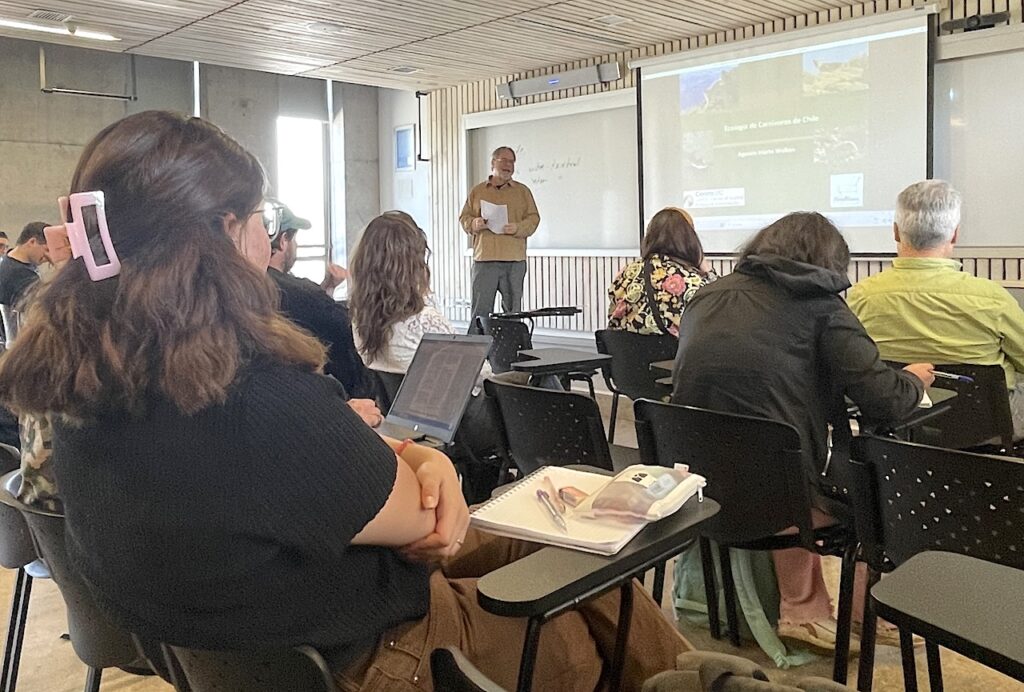 Foto del ecólogo Ricardo Rozzi en una de sus clases en el curso Éticas aplicadas: Desafíos actuales del IEA UC.