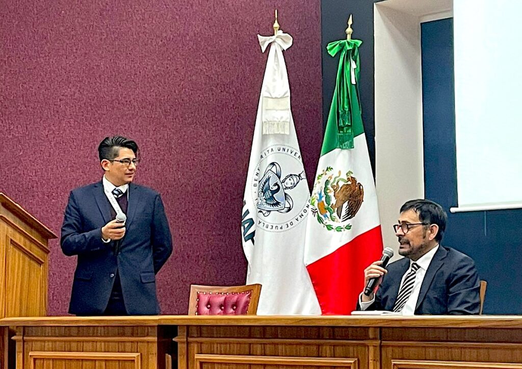 Fotos del académico Mauricio Correa Casanova en su ponencia en la Benemérita Universidad Autónoma de Puebla.