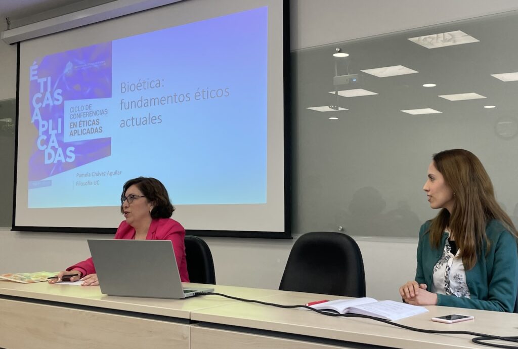 Foto de la académica Pamela Chávez en su ponencia junto a la profesora Constanza Guajardo.