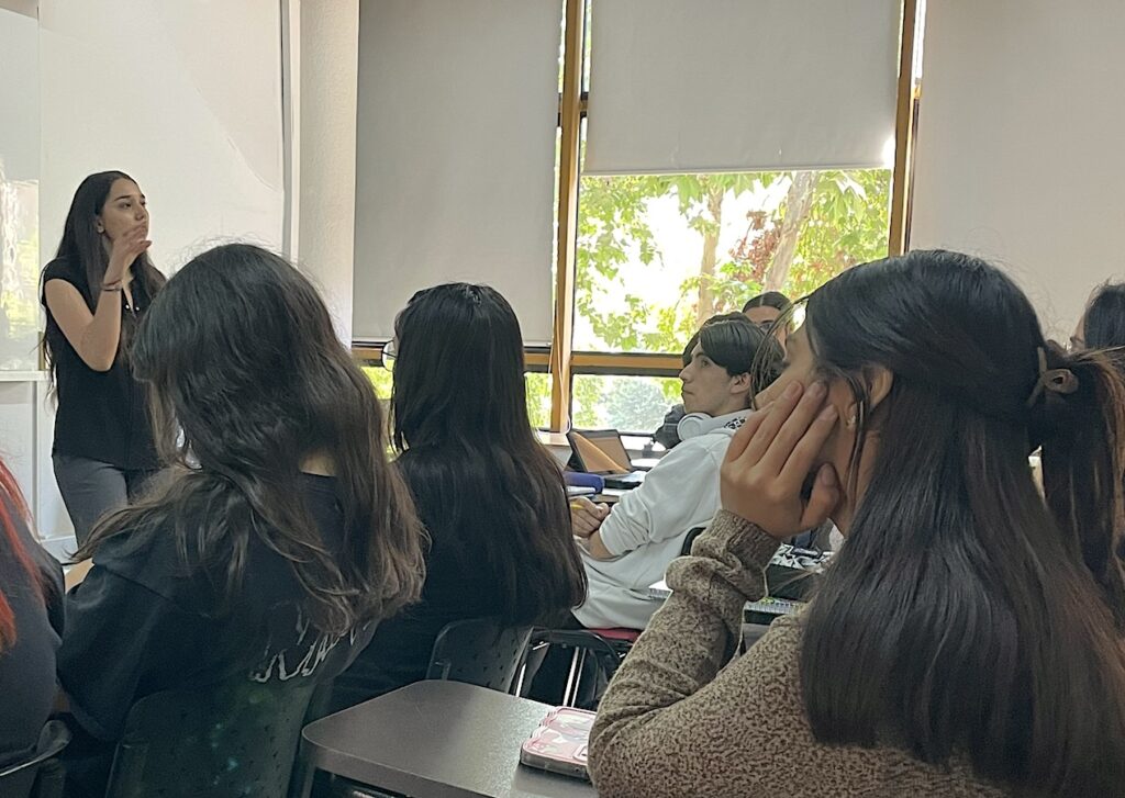Foto de Javiera Arias, investigadora asociada del IEA, en su clase junto a estudiantes de Bachillerato Inicia.