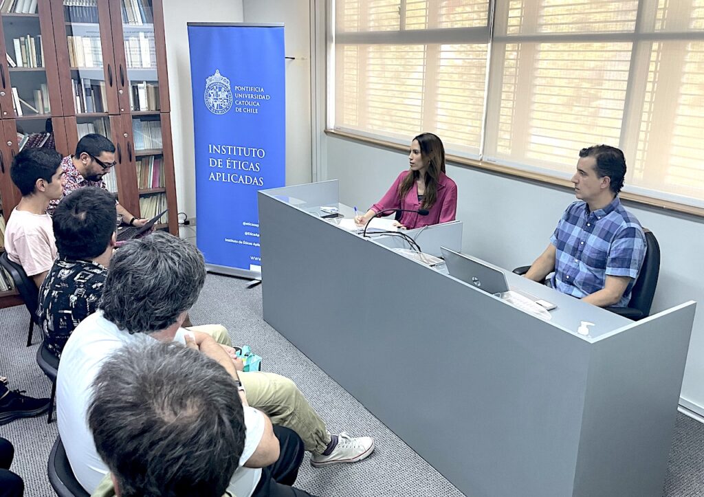 Foto del académico Bernardo Aguilera junto a la académica Constanza Guajardo, respondiendo una pregunta de los asistentes.
