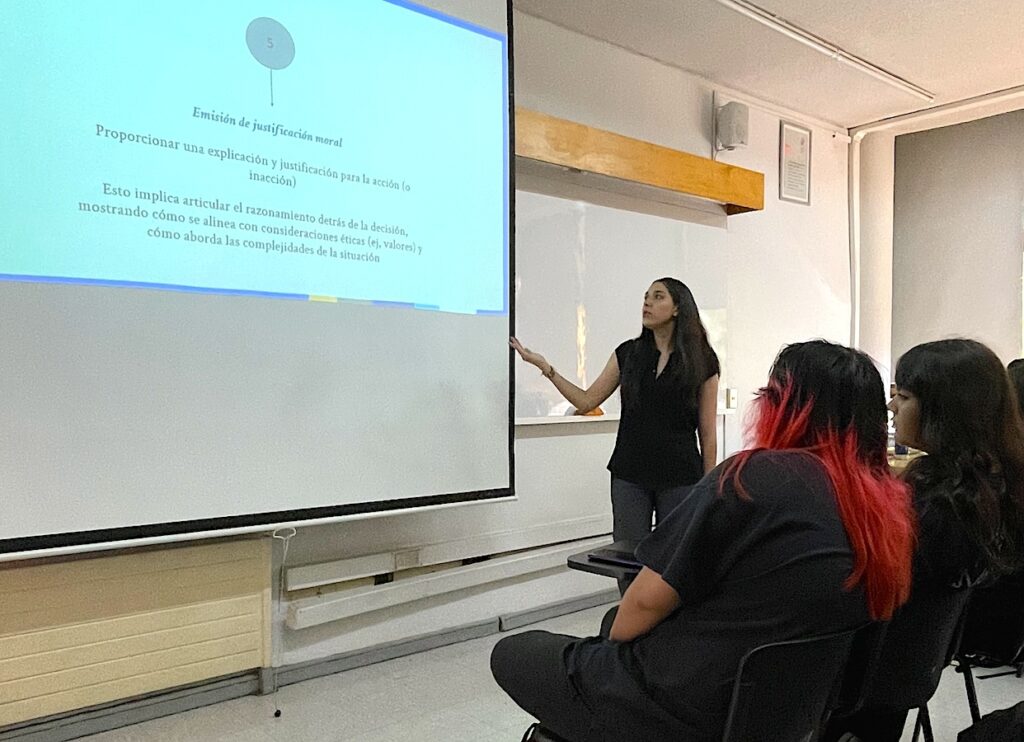 Foto de Javiera Arias, investigadora asociada del IEA, en su clase junto a estudiantes de Bachillerato Inicia UC.