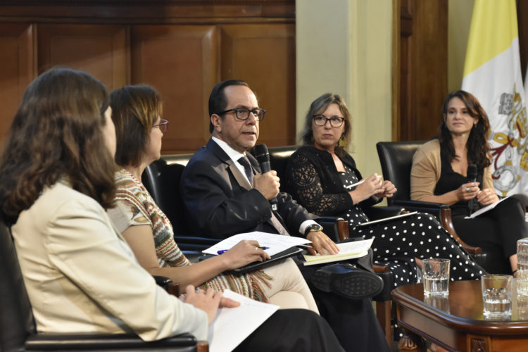 Foto del panel del primer seminario: Umut Aydin, Carolina Leitao, Ramiro Mendoza, María Jarquemada y Andrea Repetto.
