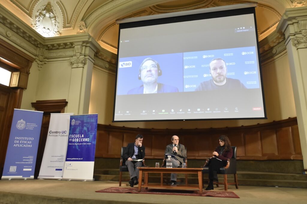 Foto de Juan Larraín, Ignacio Irarrázaval y Andre Repetto comentando el ciclo de seminarios. También aparecen en la imagen Frédéric Boehm y Nicolás Dassen, en el proyector.