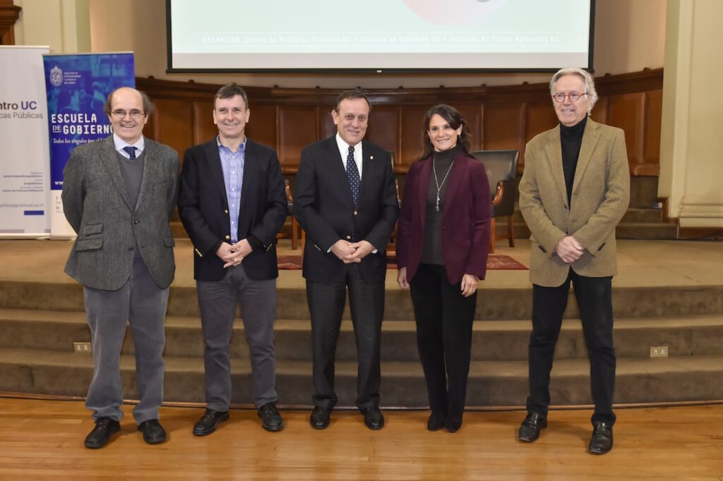Foto de Ignacio Irarrázaval, Juan Larraín, el rector Ignacio Sánchez y Andre Repetto.