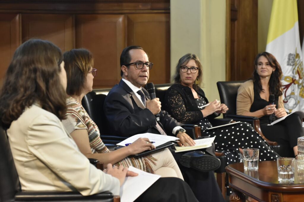 Foto del panel de conversación del seminario ¿Es Chile un país corrupto? compuesto por Umut Aydin, Carolina Leitao, Ramiro Mendoza, María Jaraquemada y Andrea Repetto.