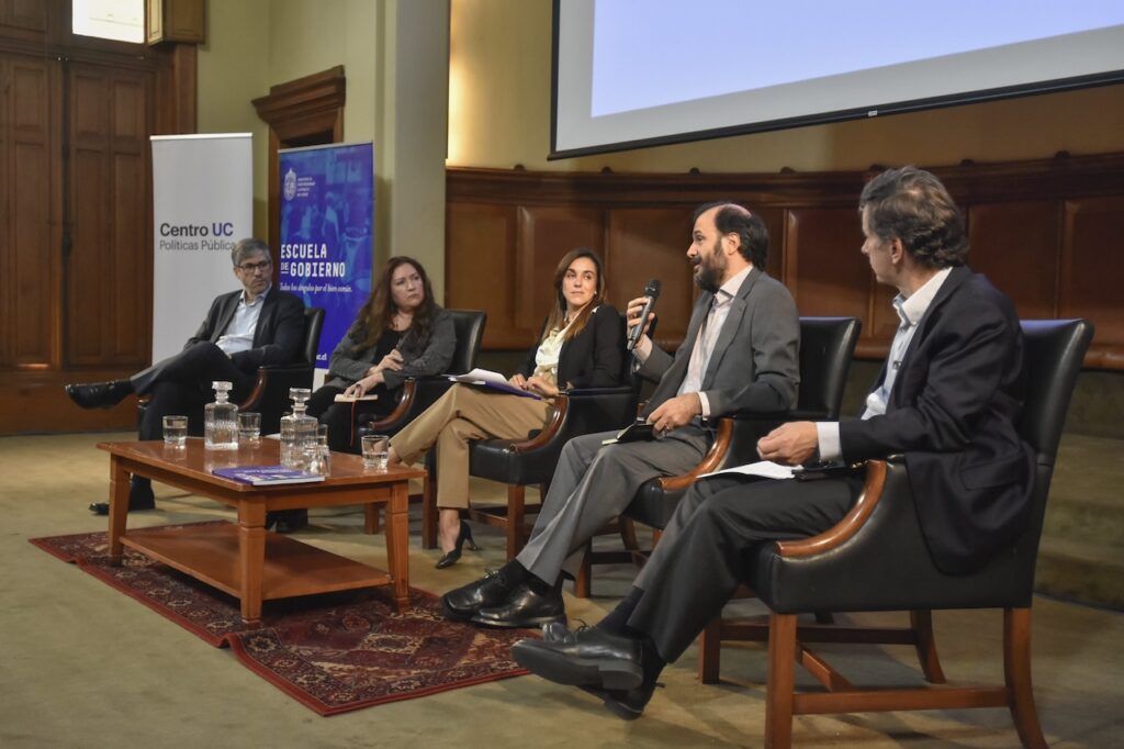 Foto del panel de conversación del seminario ¿Qué podemos hacer para enfrentar la corrupción en Chile? compuesto por Carlos Pavez, Alejandra Marinovic, Natalia González, Cristián Pliscoff y Juan Larraín.