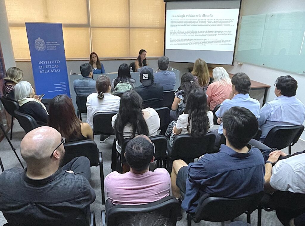 Foto de la presentación de la académica Trinidad Silva y los asistentes a la actividad.