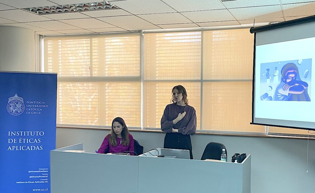 Foto de las académicas Constanza Guajardo y Aleksandra Glos durante la conferencia “Jugar por la salud: Los derechos de los niños en la atención sanitaria”.