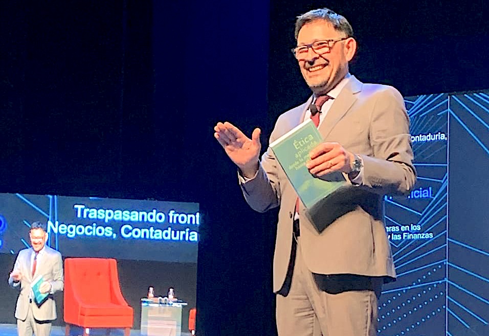 Foto del académico Mauricio Correa Casanova en su presentación en el en el 25 Simposium Internacional de Contaduría, Finanzas y Negocios, que llevó por título “La inteligencia artificial: Traspasando fronteras en los negocios, contaduría y las finanzas”.