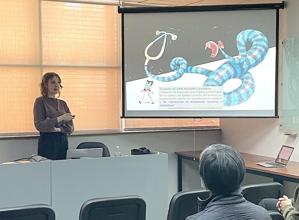 Foto de la académica Aleksandra Glos y los asistentes durante su conferencia.