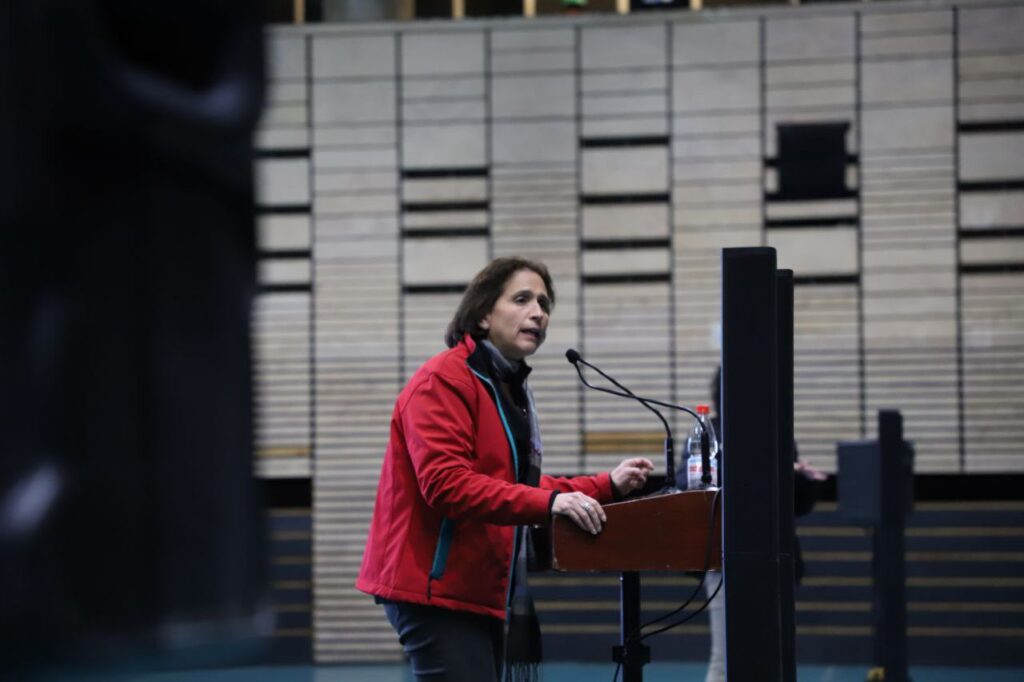 Foto de la alcaldesa de Peñalolén, Carolina Leitao, entregando unas palabras en el lanzamiento del Código de Ética Municipal.