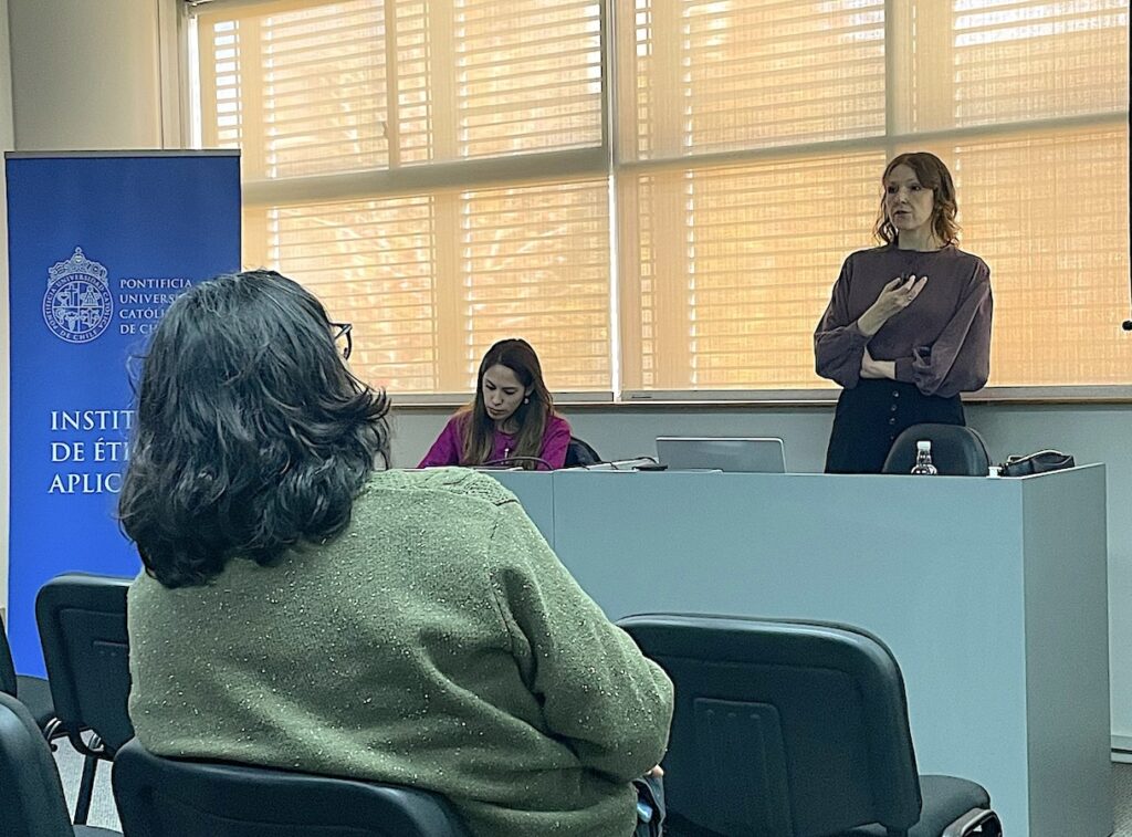 Foto de las académicas Constanza Guajardo y Aleksandra Glos, y los asistentes durante la conferencia “Jugar por la salud: Los derechos de los niños en la atención sanitaria”.