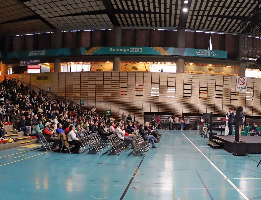 Foto del académico Mauricio Correa en su presentación en el lanzamiento del código de ética de la Municipalidad de Peñalolén junto a los asistentes.