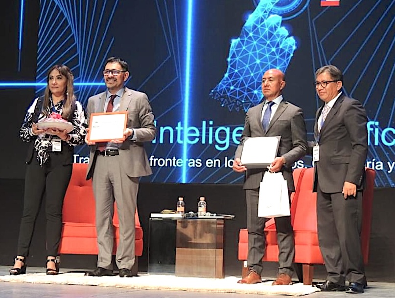 Foto del académico Mauricio Correa Casanova en su presentación en el en el 25 Simposium Internacional de Contaduría, Finanzas y Negocios, que llevó por título “La inteligencia artificial: Traspasando fronteras en los negocios, contaduría y las finanzas”.