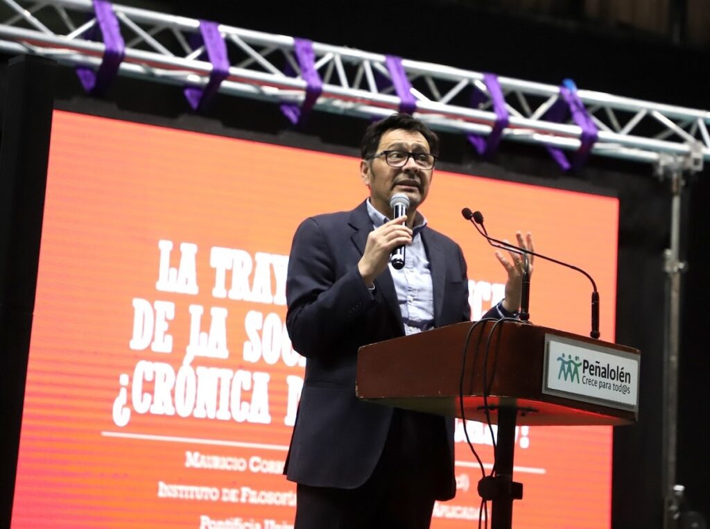 Foto del académico Mauricio Correa en su presentación en el lanzamiento del código de ética de la Municipalidad de Peñalolén.