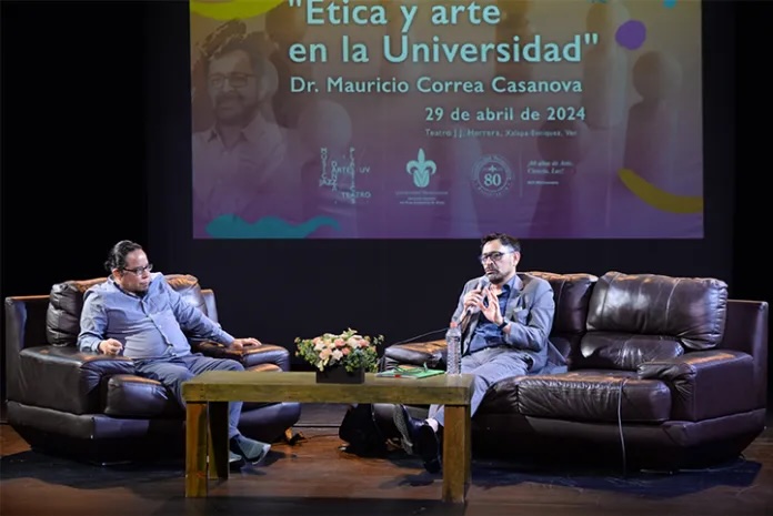 Foto del académico Mauricio Correa Casanova en el conversatorio sobre “Ética y arte en la universidad” de la UV, junto al director del Instituto de Filosofía, Ignacio Quepons Ramírez.