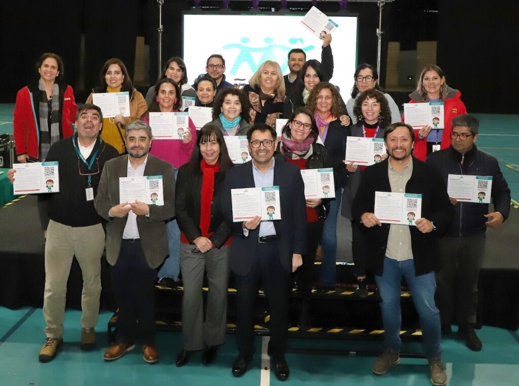 Foto del académico Mauricio Correa junto a funcionarios y funcionarias de la Municipalidad de Peñalolén.