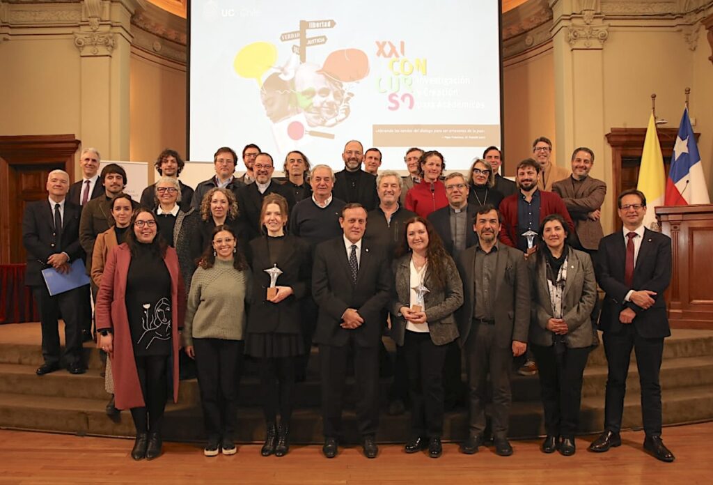 Foto de los premiados del XXI Concurso de Investigación y Creación para Académicos junto al rector Ignacio Sánchez.