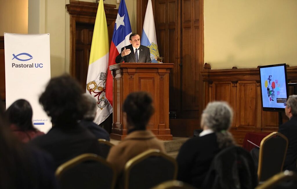 Foto del rector Ignacio Sánchez en sus palabras durante la ceremonia de premiación del XXI Concurso de Investigación y Creación para Académicos.