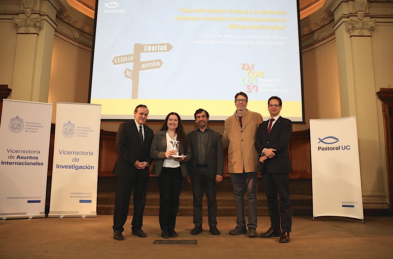 Foto en la que aparece en el centro el rector Ignacio Sánchez, los docentes Alejandra Marinovic, Rodrigo Mardones y Cristián Hodge, además del vicerrector de Investigación, Pedro Bouchon.