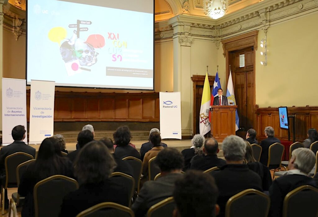 Foto del vicerrector de Investigación, Pedro Bouchon, en sus palabras durante la ceremonia de premiación del XXI Concurso de Investigación y Creación para Académicos.