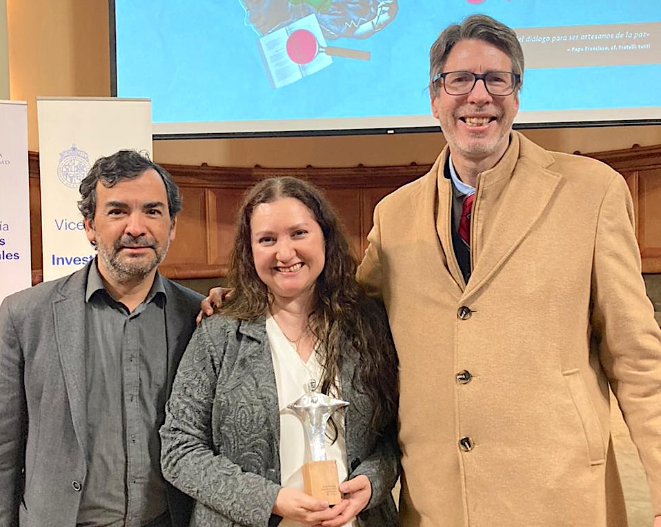 Foto de los académicos Rodrigo Mardones, Alejandra Marinovic y Cristián Hodge.