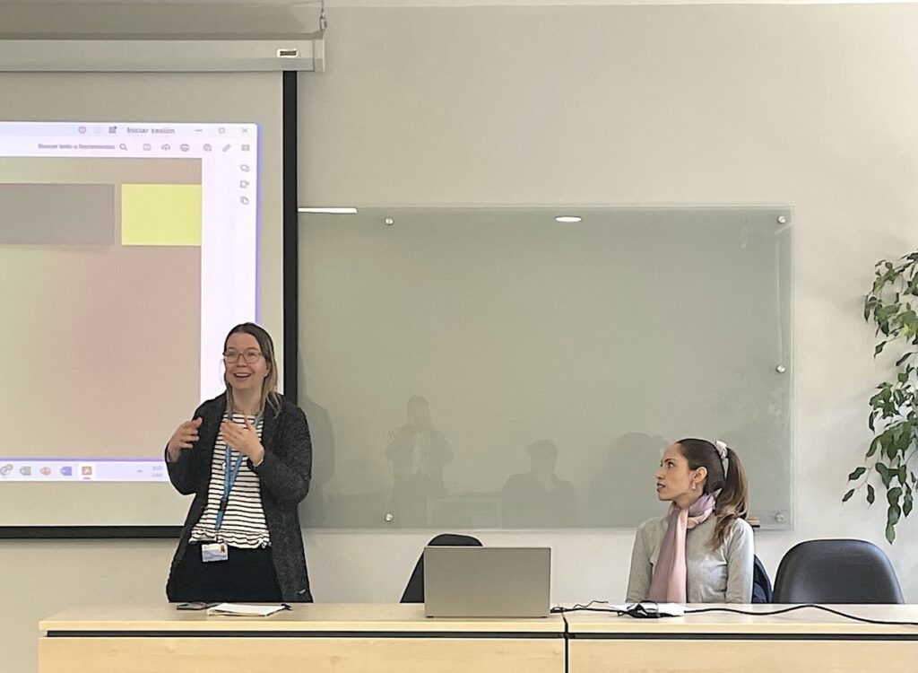 Foto de la académica Jeanne Lafortune junto a la académica Constanza Guajardo.