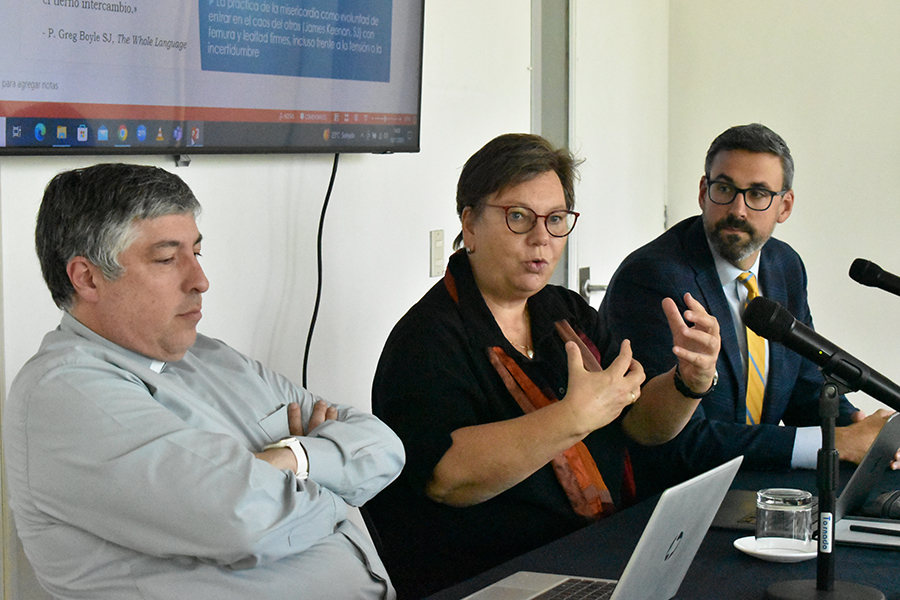 Foto de los académicos Cristián Borgoño, Hille Haker y Marcus Mescher.