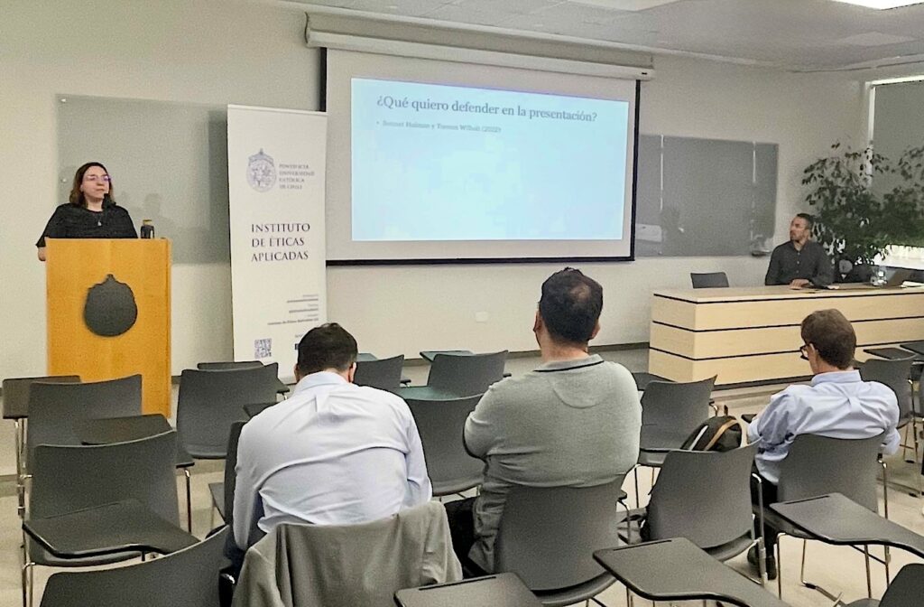 Foto de Juliana Gutiérrez en su presentación y los asistentes.