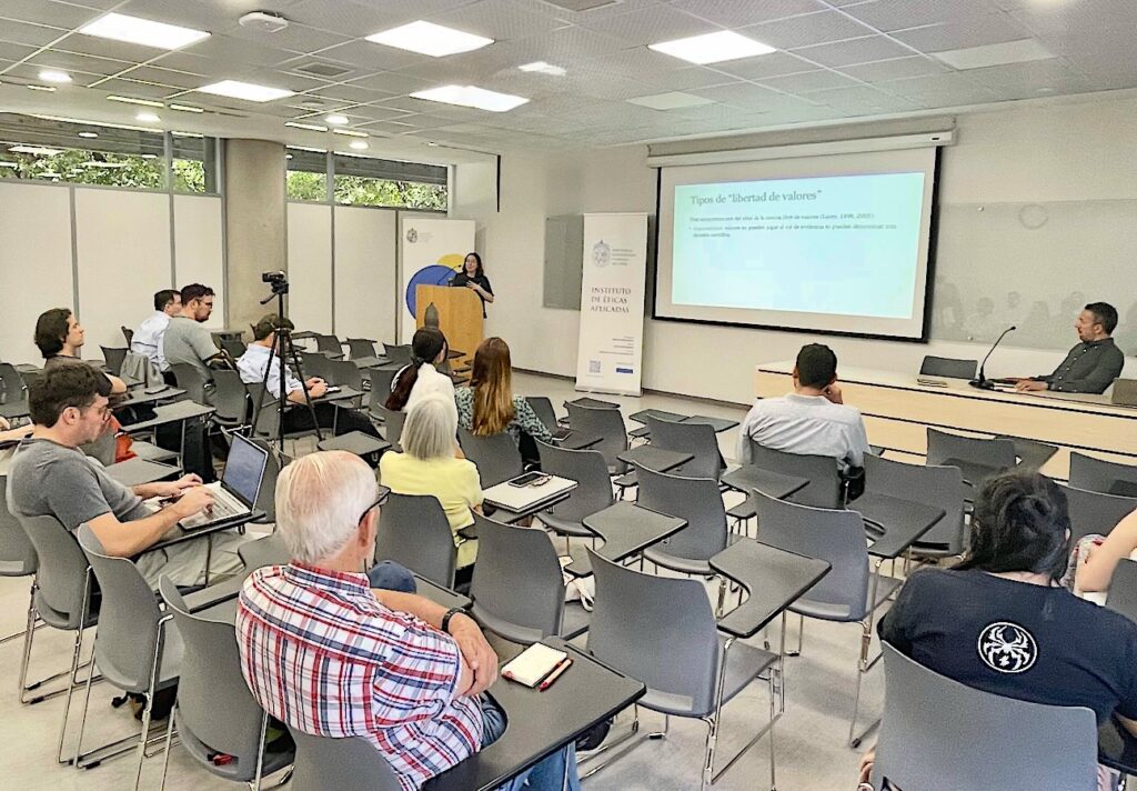 Foto de la presentacion de Juliana Gutiérrez y los asistentes.