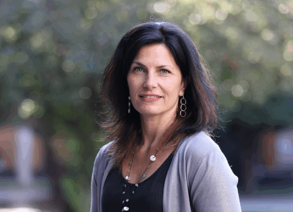 Foto en primer plano de la académica Oriana Bernasconi.