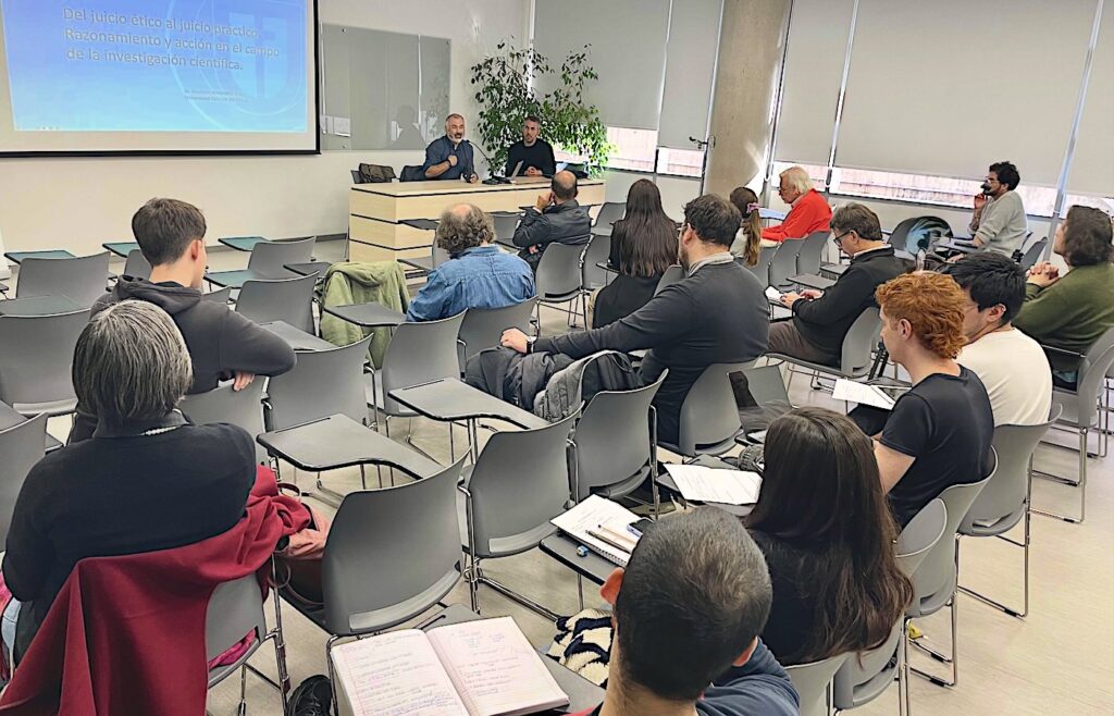 Foto de la presentación del académico Cristhian Almonacid y los asistentes en el Ciclo de Conferencias en Éticas Aplicadas 2025.