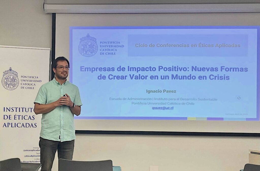 Foto del académico Ignacio Pavez en su presentación en el Ciclo de Conferencias en Éticas Aplicadas.