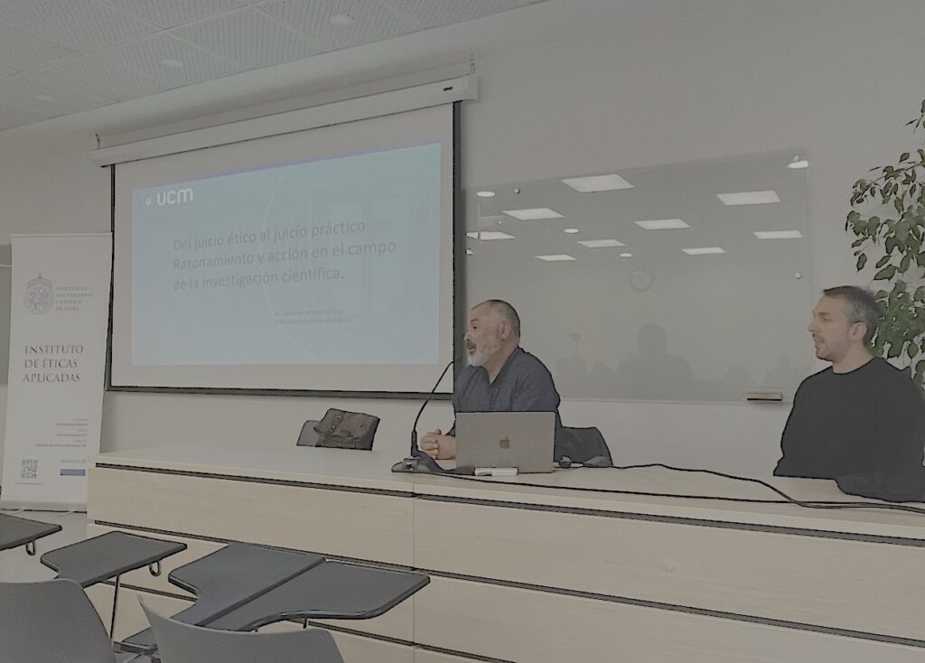 Foto de la presentación del académico Cristhian Almonacid junto al académico Abel Wajnerman en el Ciclo de Conferencias en Éticas Aplicadas 2025.