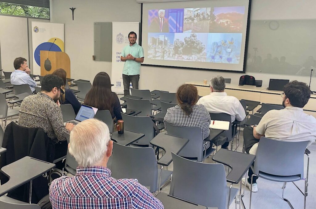 Foto del académico Ignacio Pavez y de los asistentes a su presentación en el Ciclo de Conferencias en Éticas Aplicadas.