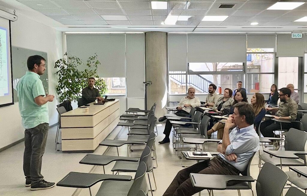 Foto del académico Ignacio Pavez y los asistentes a su charla en el Ciclo de Conferencias en Éticas Aplicadas 2025.